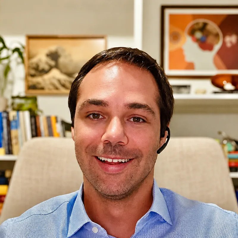 Dr. Walter Sena, psiquiatra, em consulta online por videoconferência